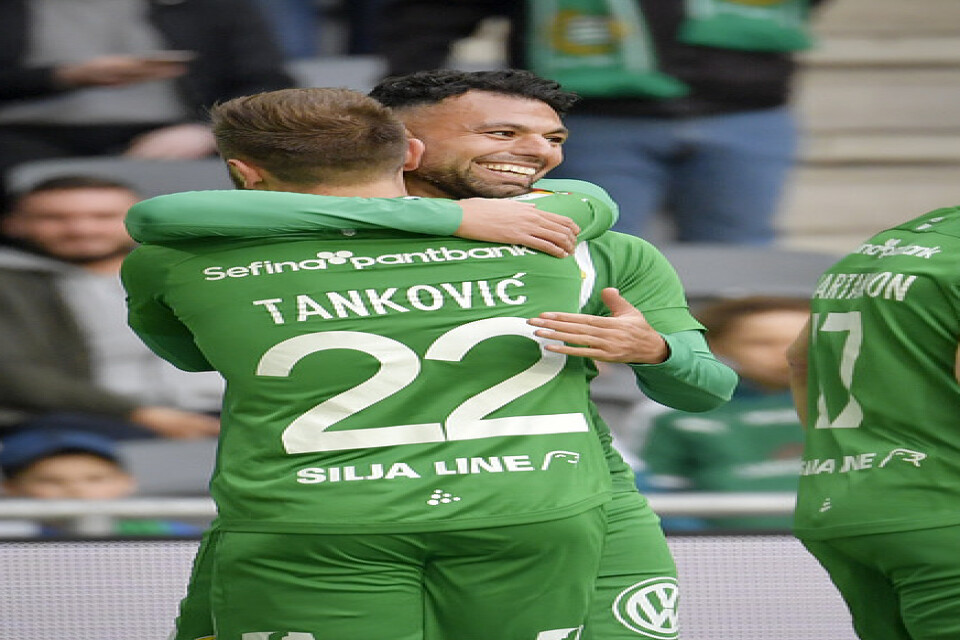 Imad Khalili kramar om Mujo Tankovic efter ett av sina två mål i Hammarbys 3–1-seger mot AFC Eskilstuna.