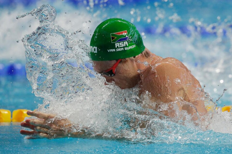 Världsrekorden fortsätter att falla i sim-VM i Kazan. Sydafrikanske bröstsimmaren Cameron van der Burgh slog till redan i försöken när han putsade sitt eget rekord från 2009 med fem hundradelar till 26,62. Van der Burghs rekord var det första på herrsi