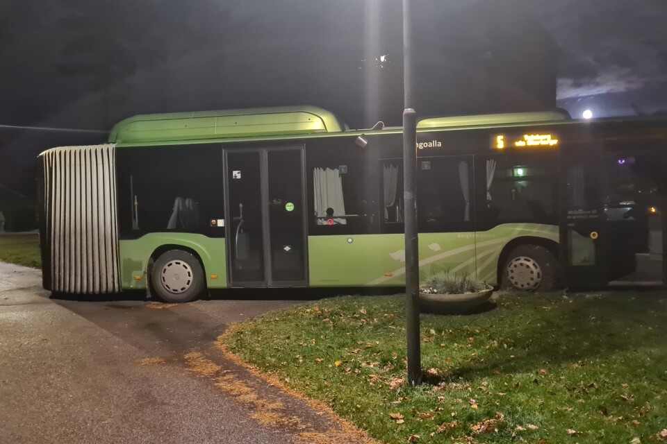 En buss körde upp på en cykelväg på Teleborg och fastnade.