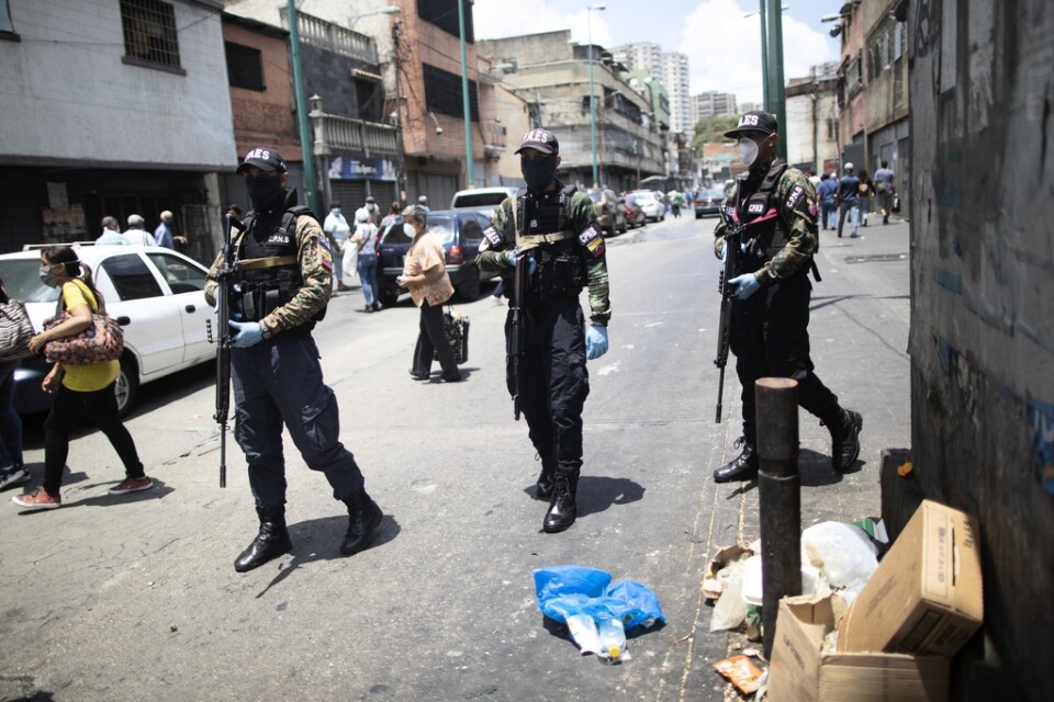 Säkerhetsstyrkor säger åt människor att gå hem inför ett nattligt utegångsförbud i Venezuelas huvudstad Caracas.