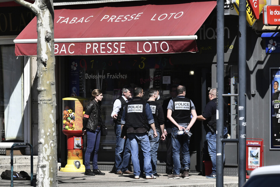 Poliser vid brottsplatsen där en man dödade två personer i en knivattack i södra Frankrike i lördags. Arkivbild.