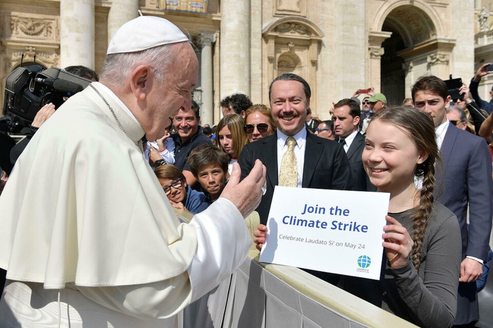 Den svenska klimataktivisten Greta Thunberg träffade påven på onsdagen. Hon leder en växande ungdomsrörelse i världen som ingen makthavare kan nonchalera. Foto: Vatican Media via AP