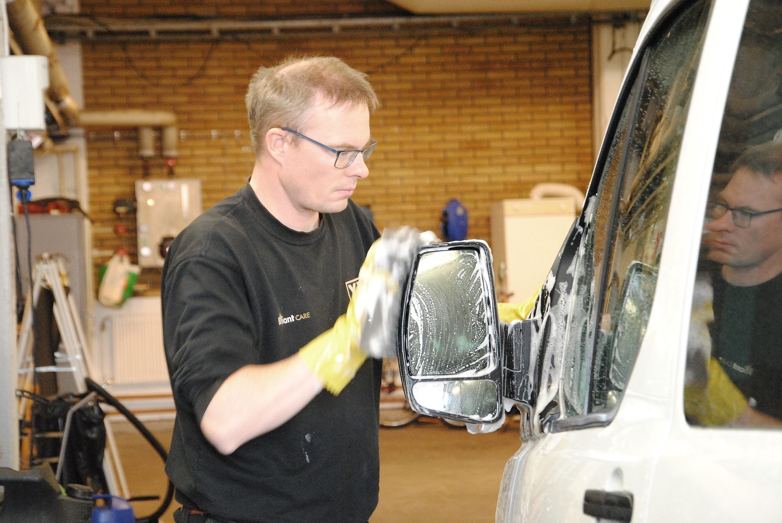 Mattias Rönn är nogrann när han tvättar bilar- även bakspeglarna får sig en omgång med högglansshampo. Foto: Eva Solér