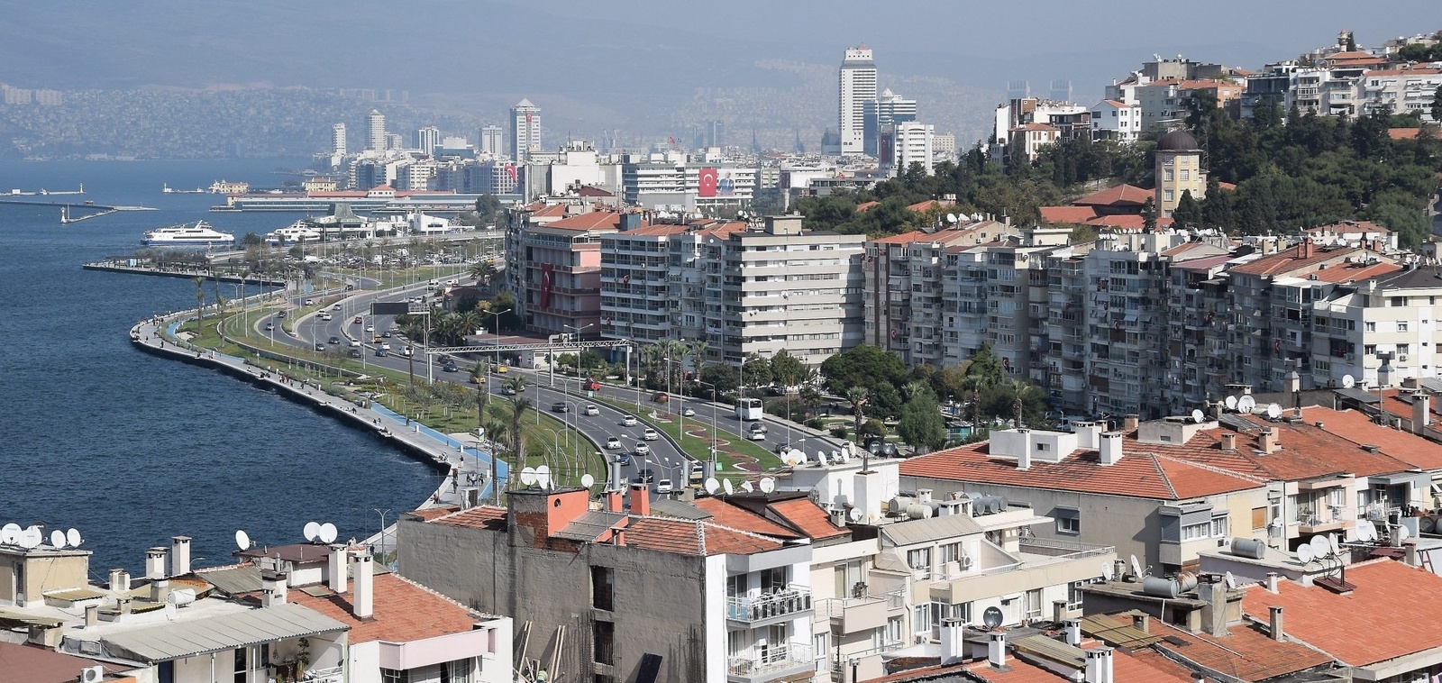 Izmir breder ut sig på ömse sidor av havsviken. Den hästskoformade formen på staden gör att man inte riktigt inser hur stor den är.
