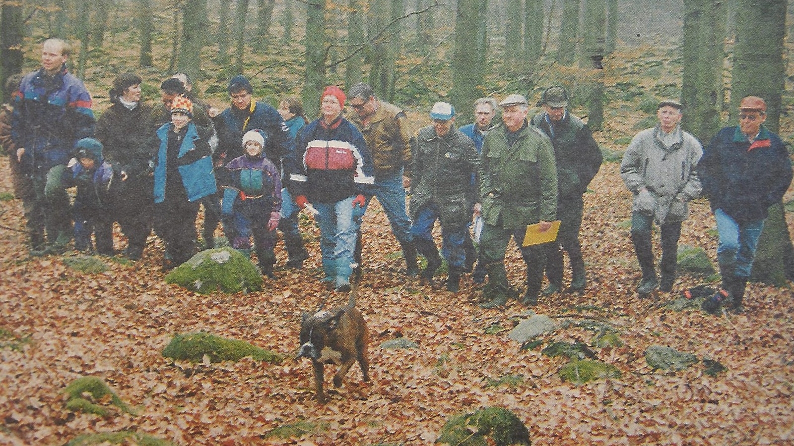 Uppretade och heligt förbannade nävlingebor protesterar mot planerna på anläggandet av en jaktskyttebana i skogen mellan Nävlinge och Sandåkra.        Arkiv: Bo Wolke