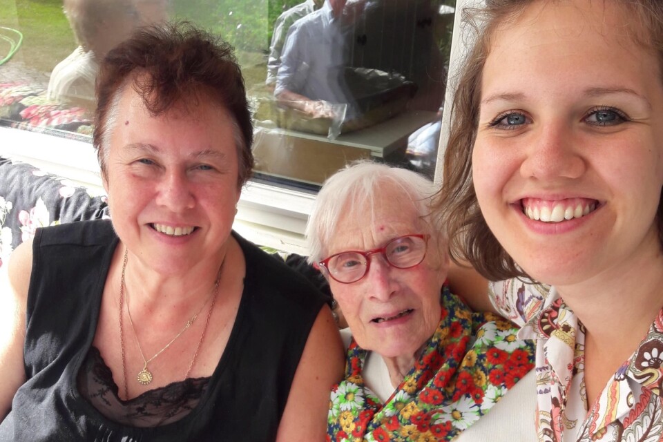 Anna-Maria Januszkievicz på sin 100-årsdag tillsammans med Iris och Adrianna Arapinowicz, här iklädd en klänning som hennes mormor och mamma har sytt tillsammans.