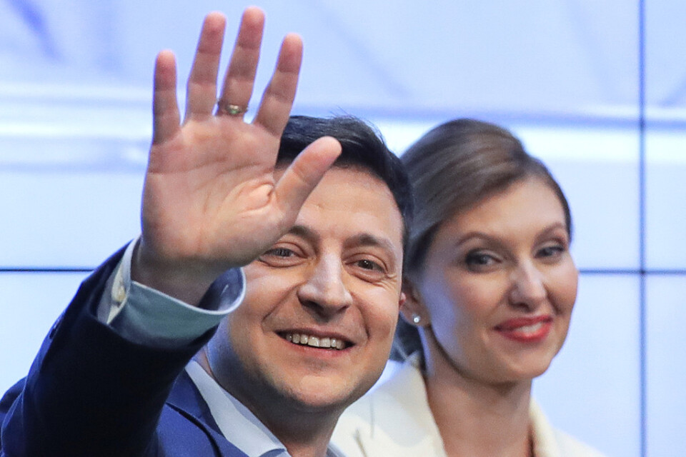 Ukrainas tillträdande president Volodomyr Zelenskyj och hans fru Olena Zelenska under valdagen den 21 april.