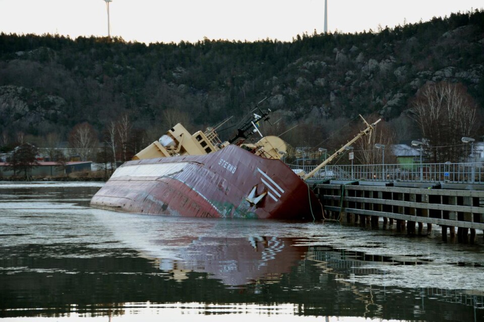 Ett lastfartyg har gått på grund i Göta älv strax norr om slussarna i Lilla Edet. Grundstötningen som inträffade vid tvåtiden i natt slog upp ett hål i skrovet. Foto: Mikael Berglund/TT