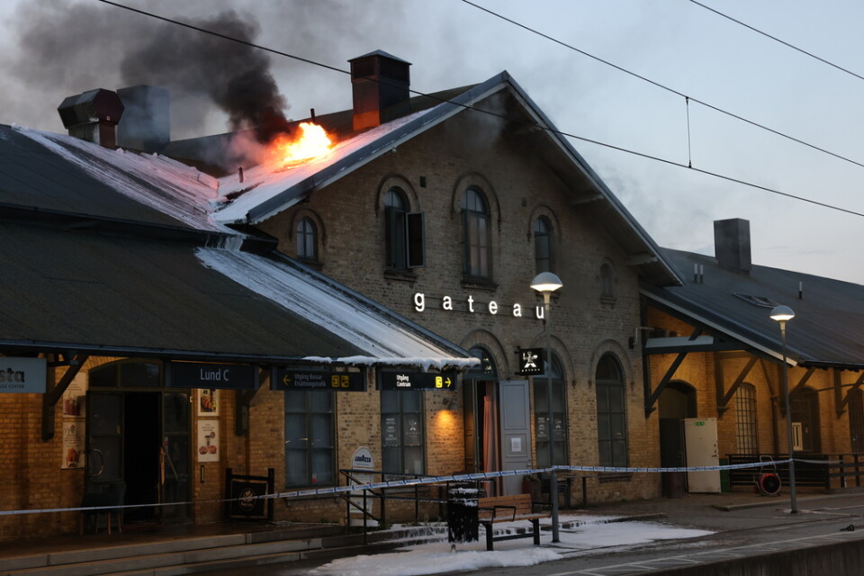 En kraftig brand har rasat i en av stationsbyggnaderna vid Lunds centralstation under natten.