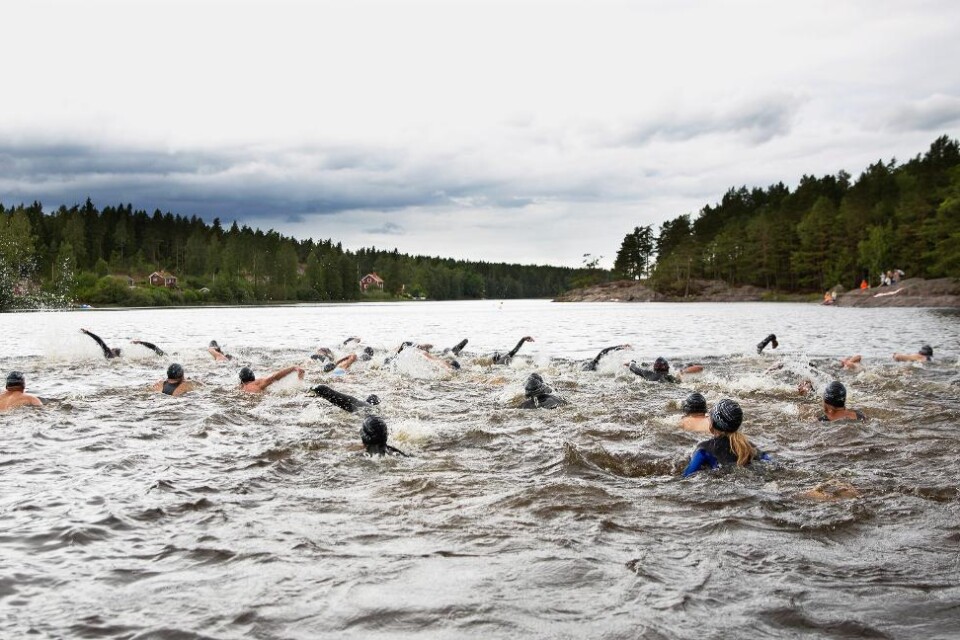 Prick klockan 15.00 på lördagseftermiddagen kastade sig 65 hugade triathleter i Eckerns vatten. En hel del folk hade sökt sig ut för att titta på tävlingen. Foto: Peter Holm