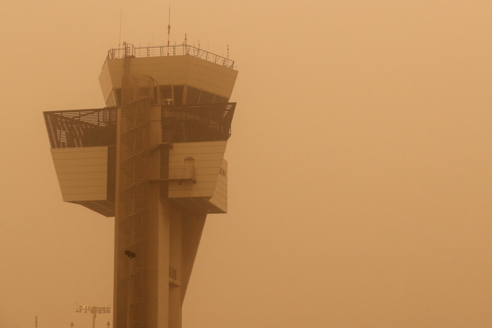 Sandstormen som orsakade stora problem för flygtrafiken drog in från Afrika.