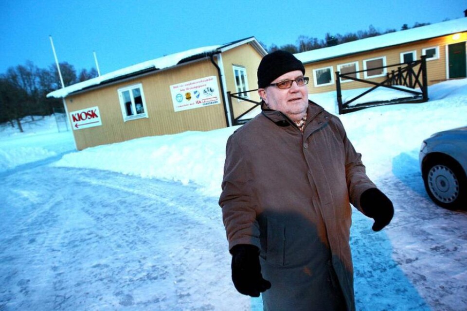 Bengt-Olof Foss framför UIFK:s numera rivna klubbstuga på Vistavallen.ARKIVFOTO: Lennart Magnusson