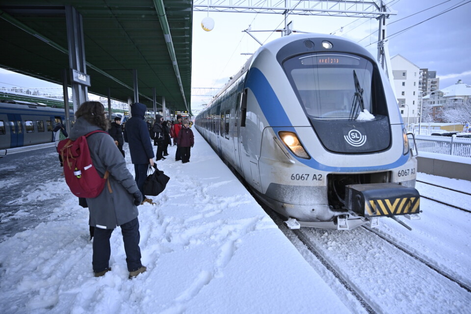 Snön och slopandet av tågvärdar pekas ut som boven i den stora mängden inställda pendeltåg i Stockholm. Arkivbild.