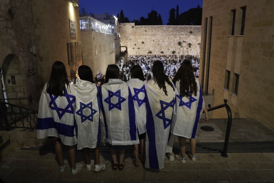 Deltagare i flaggmarschen stannar vid Västra muren i centrala Jerusalem.