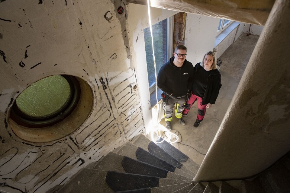 Mathias Andersen och Karolina Nilsson har köpt sitt första hus som de nu har börjat renovera.