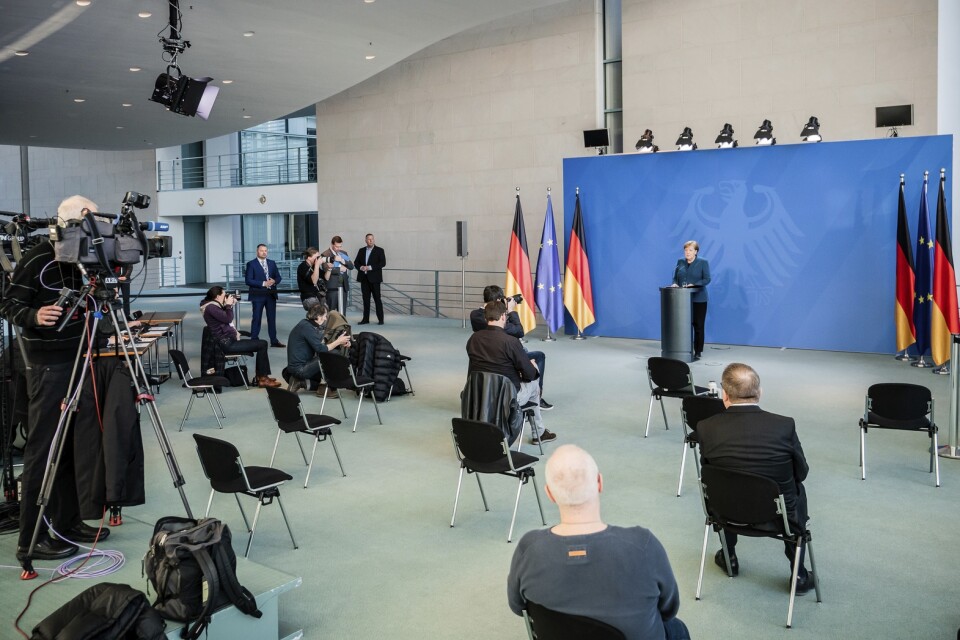 Journalister håller distans när Tysklands förbundskansler Angela Merkel har presskonferens i coronatider.