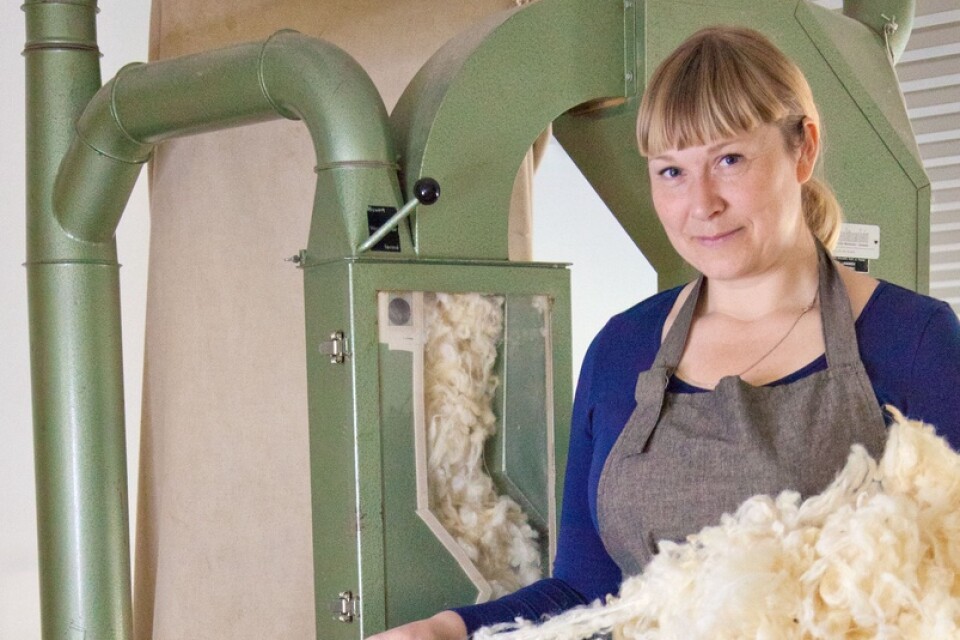 Sandra Ottersten tillverkar madrasser av ull från får som betat i Halland och södra Skåne, i sin ateljé i Hovås.