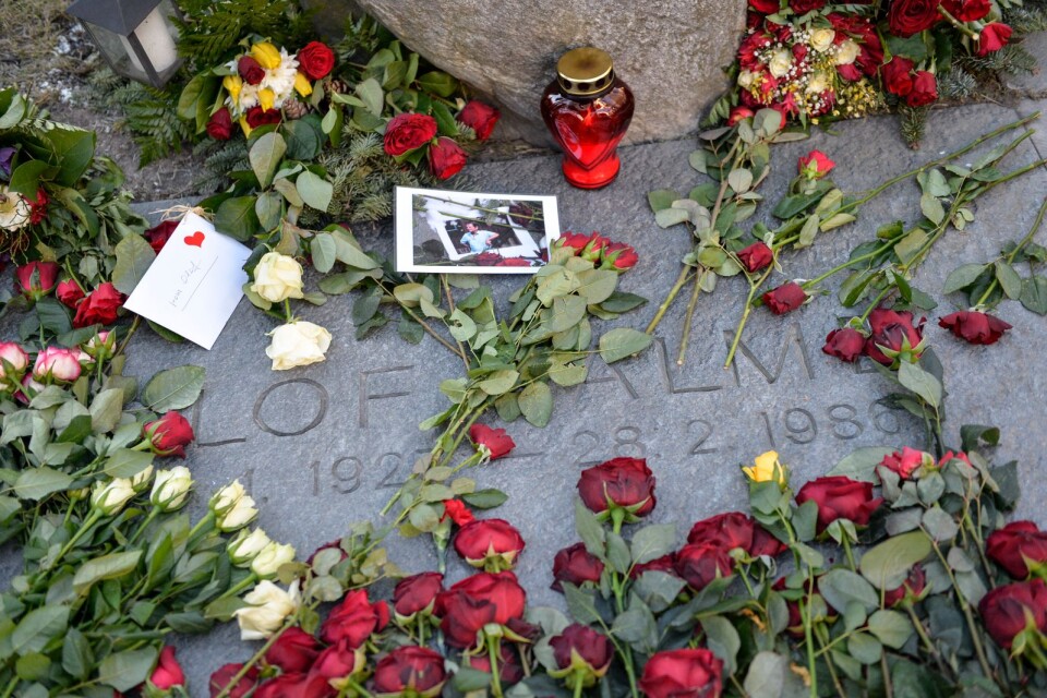 Rosor, ljus och minneskort vid Olof Palmes grav vid Adolf Fredriks kyrka i Stockholm, i samband med  att det passerat 30 år sedan mordet på dåvarande statsministern. ( Arkivbild)