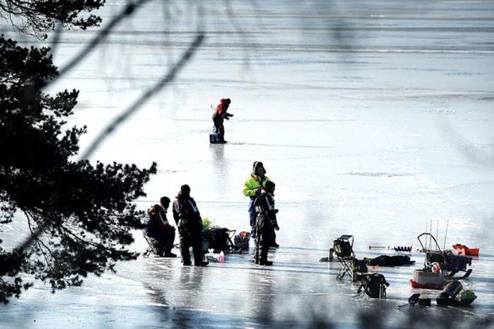 Flera privatpersoner lyckades rädda en äldre man ur en isvak