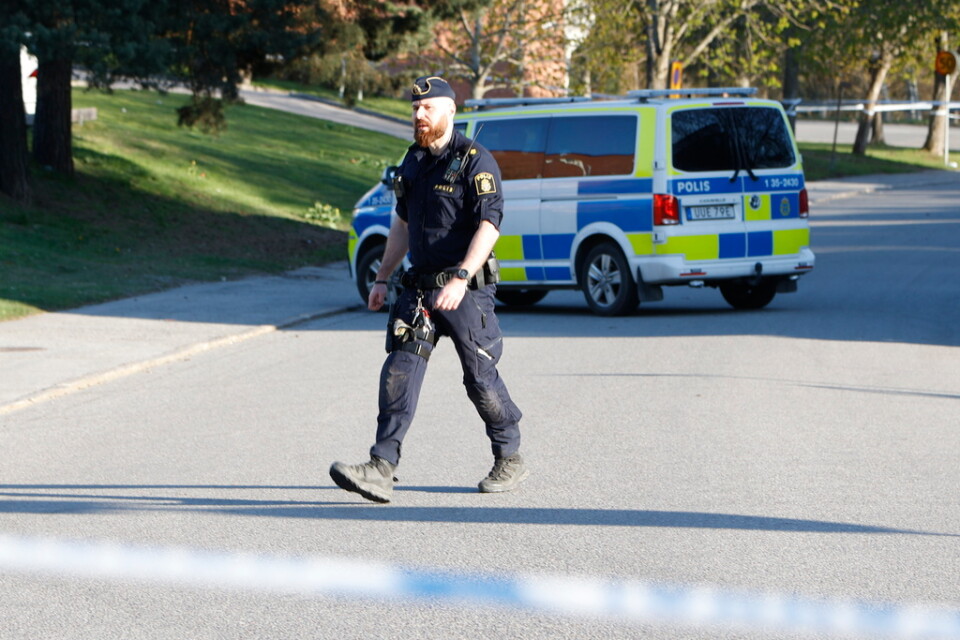 Polisen har spärrat av en plats för teknisk undersökning efter en skottlossning i Stockholmsförorten Jakobsberg