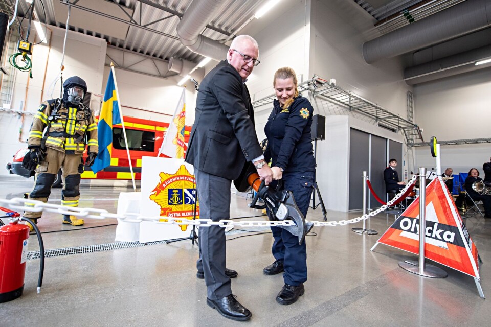 Här gäller det att vara stark i nyporna. Kommunalrådet Börje Dovstad och räddningschef Anna Henningsson hanterade verktyget.