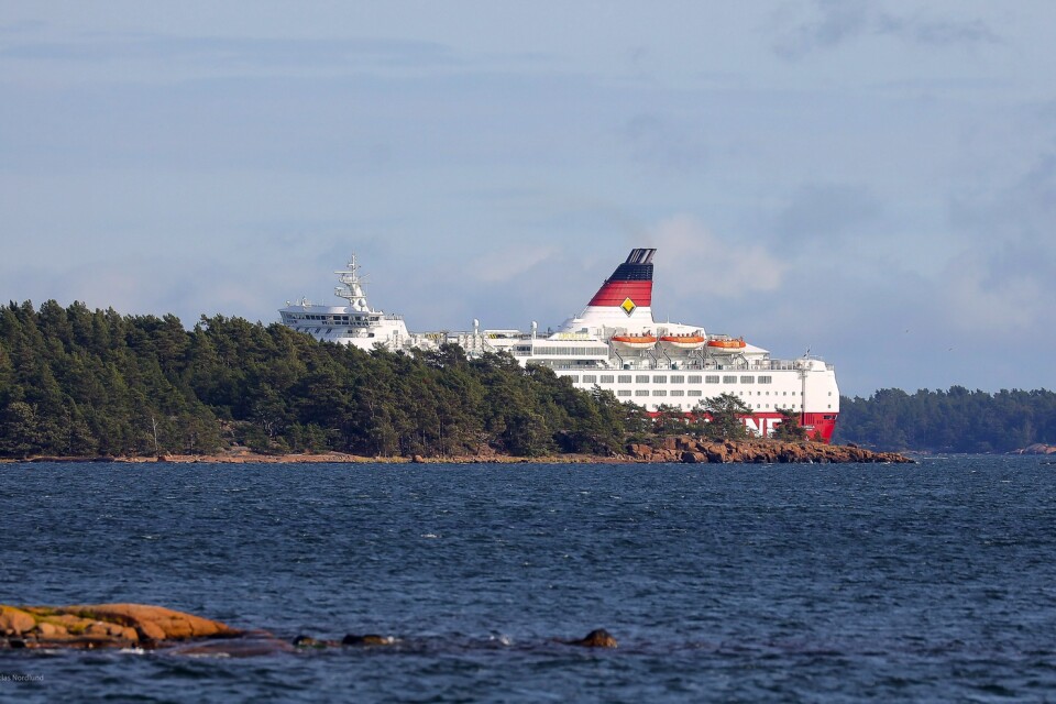 Viking Line-fartyget Amorella har gått på grund utanför Åland. Runt 280 personer finns ombord på fartyget – men ingen ska ha kommit till skada.