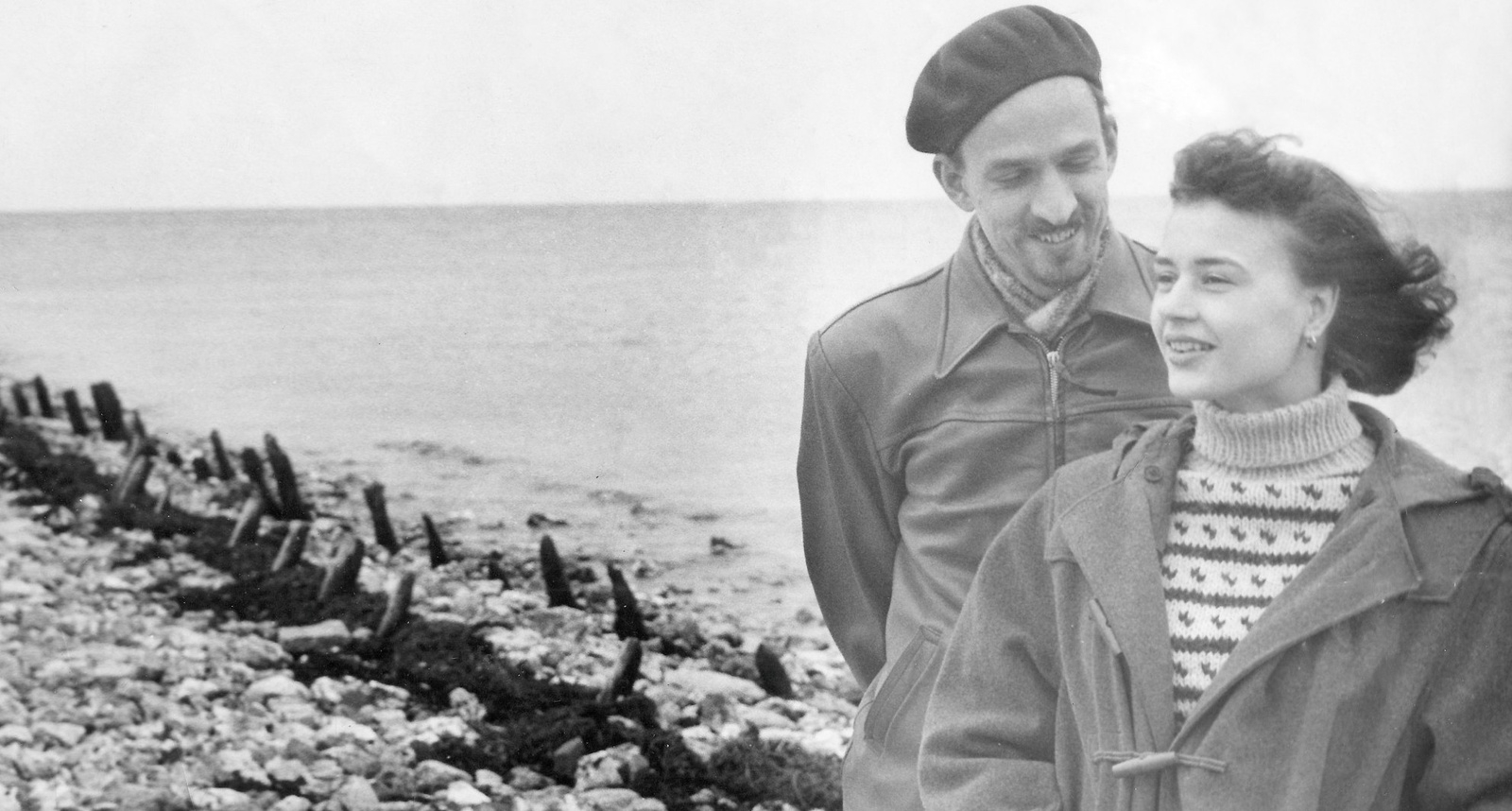 Ingmar Bergman var konstnärlig rådgivare och regissör vid Malmö Stadsteater 1952 - 1958. Här vid Öresund tillsammans med skådespelerskan Harriet Andersson. Foto: TT