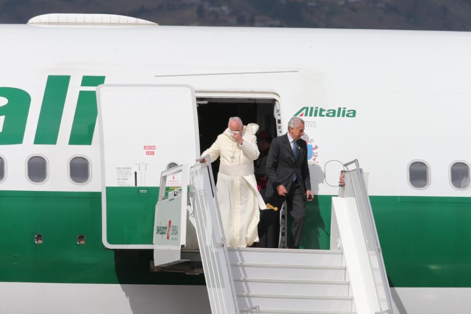 Påve Franciskus har landat i Ecuadors huvudstad Quito och inleder därmed en rundresa i Sydamerika. Franciskus, som är från Argentina, gör sitt första besök på hemkontinenten sedan han blev påve. Under den åtta dagar långa resan som också går till Bolivi