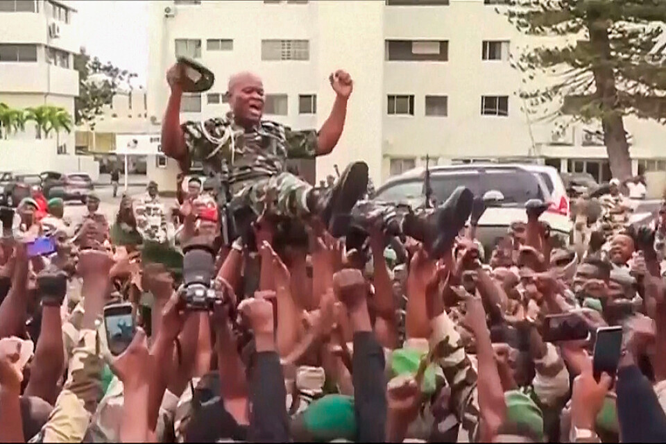 Stillbild ur video där soldater hissar och hyllar Brice Clothaire Oligui Nguema i Libreville.