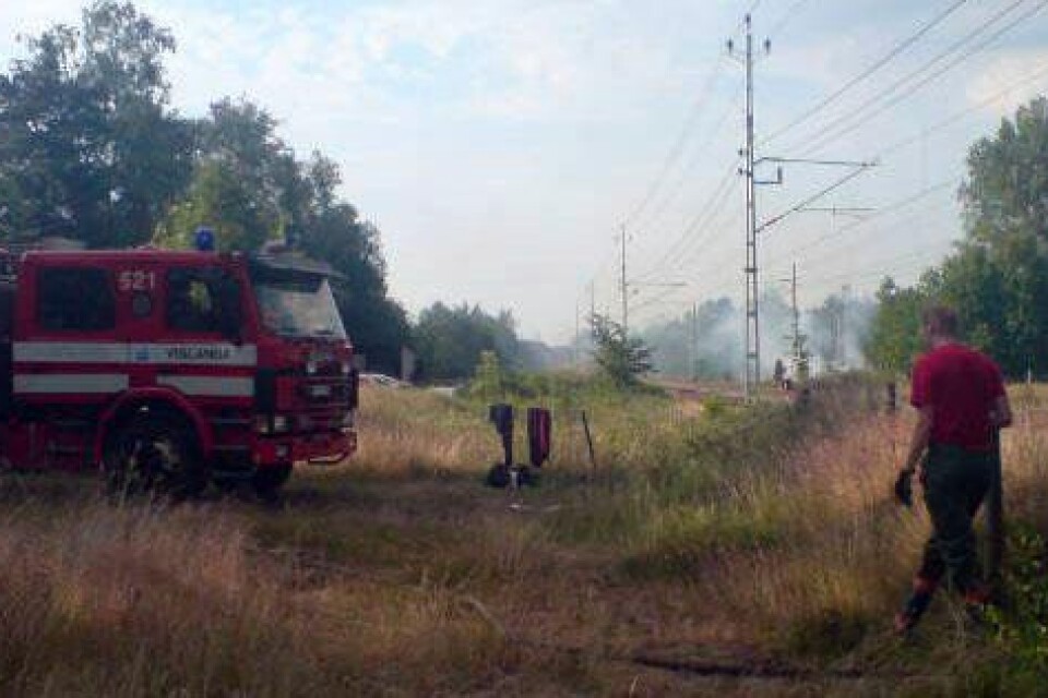Räddningstjänsten från sex orter släckte under lördagen flera gräsbränder längs banvallen utanför Alvesta.