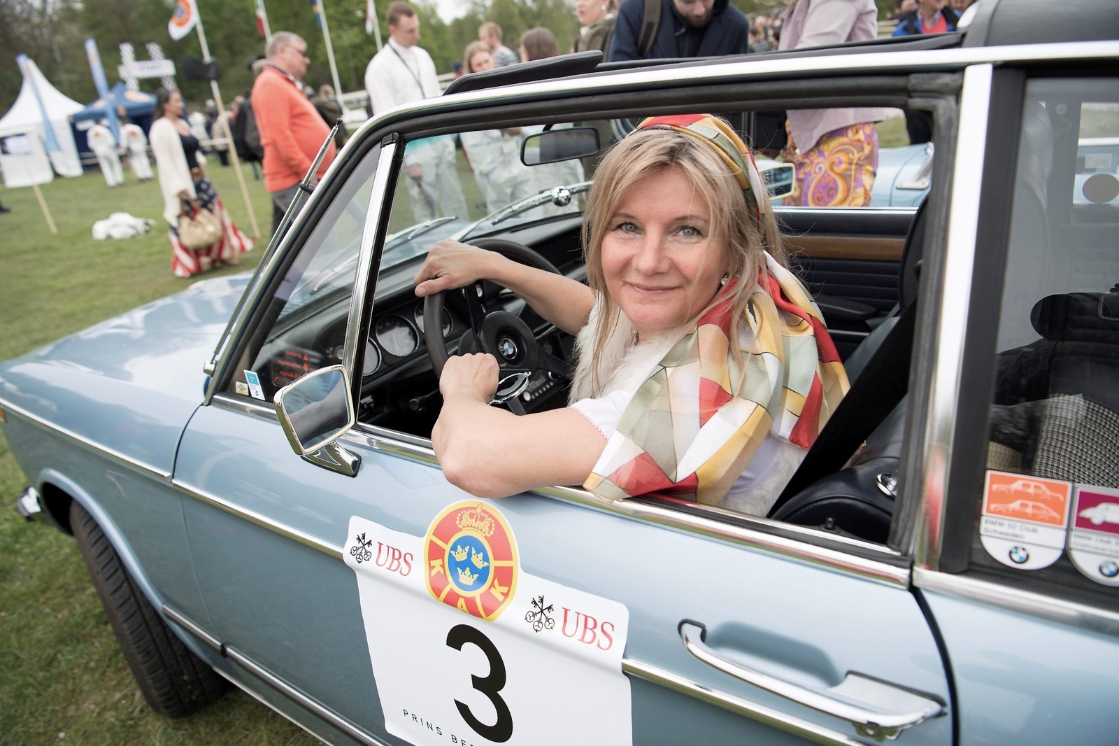 Annie Seel i sin BMW 2002 Baur Targa från 1972 som hon detog med i årets Gärdesloppet. När Annie kör rally stödjer hon också välgörande ändamål. Nyligen blev hon ambassadör för 1,6-miljonersklubben, en förening som uppmärksammar kvinnors hälsa.Foto: Fredrik Sandberg/TT