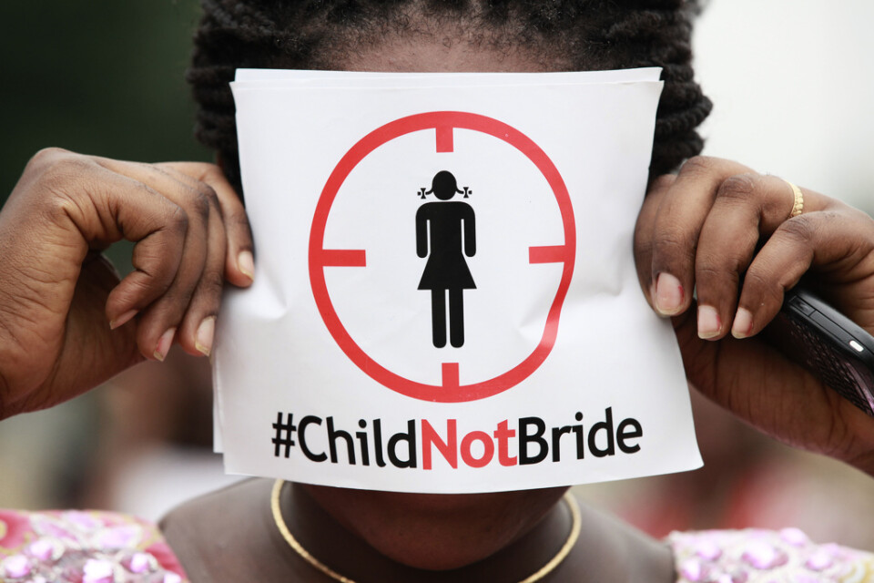 En kvinna i Lagos, Nigeria, protesterar mot barnäktenskap. Arkivbild.