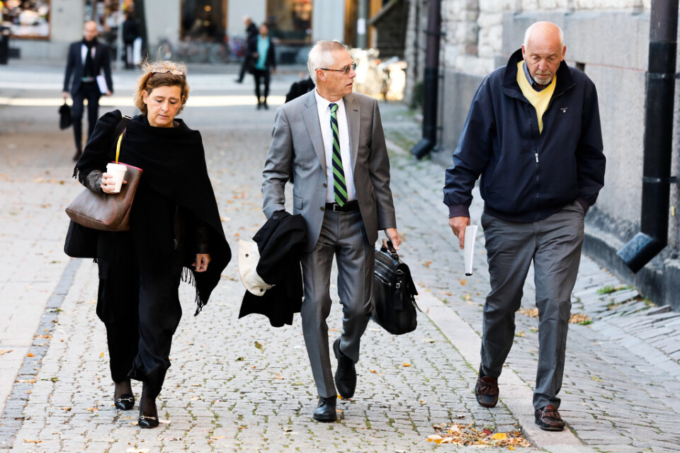 Telias förre vd Lars Nyberg (till höger) och hans advokater i samband med korruptionsrättegången i Stockholms tingsrätt 2018. Arkivbild.