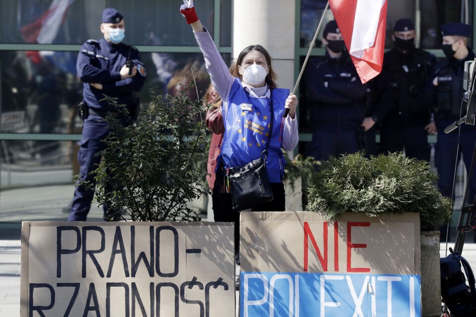 EU-anhängare demonstrerar utanför den polska författningsdomstolen vid en tidigare behandling av tvisten om polsk lag ska gå före EU-lag. Arkivfoto.
