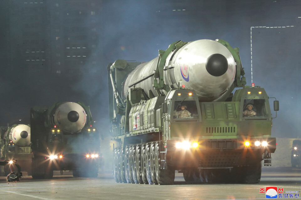 En nybyggd interkontinental ballistisk robot visas upp på en militärparad i Pyongyang i Nordkorea den 25 april. Arkivbild.