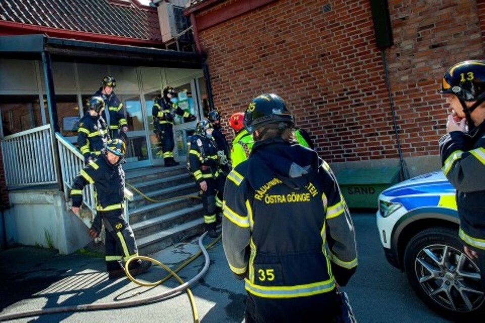 الشرطة، الإسعاف وخدمة الإنقاذ تواجدوا في مبنى بلدية أوسترا يونغي في ١٥ مايو/ أيار
