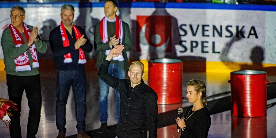 Mattias Nilsson hyllas i samband med att hans nummer 7 pensioneras i Ljungby Arena.