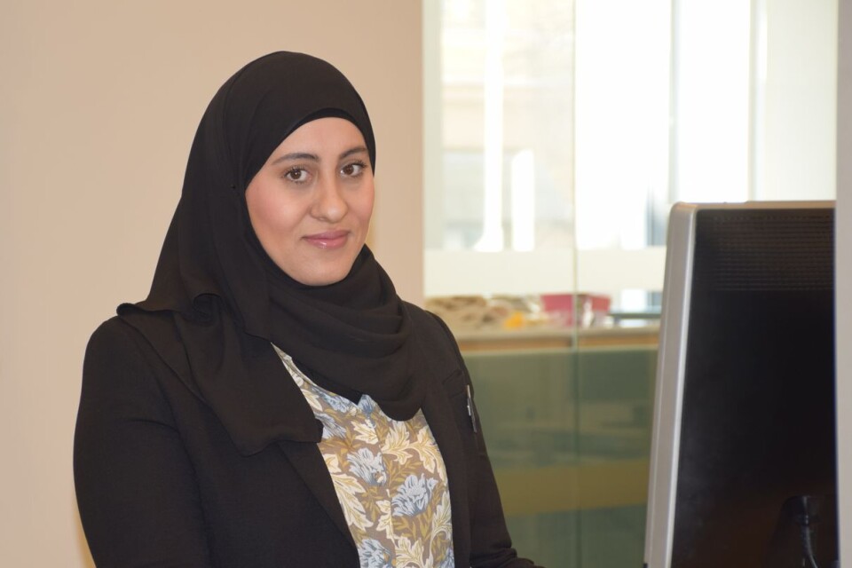 Sajeda Al-Shoocha har bland annat jobbat i receptionen på Östra Kommunhuset. Där var  hennes kunskaper i arabiska till god hjälp. ”Här klarar vi oss för det mest på svenska”, säger hon, om Medborgarcenter.