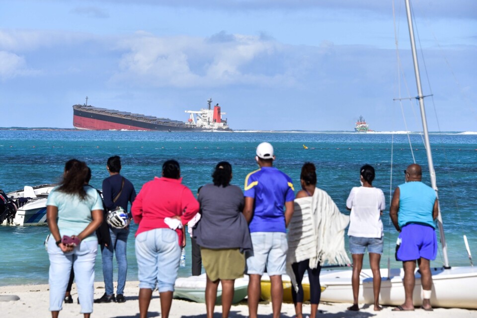 Det japanskägda tankfartyget Wakashio, som gick på grund utanför Mauritius den 25 juli, har börjat läcka olja.