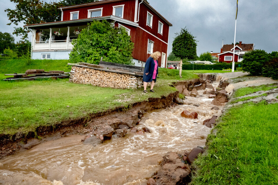 Maria Jax vid infarten till sitt hus i Lerdal i Dalarna, där vägen är helt bortspolad.
