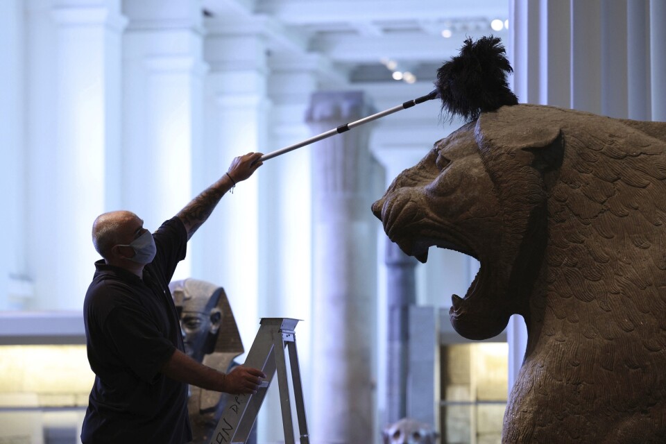 En medarbetare på British Museum dammar av en staty i den egyptiska sektionen av museet. Bilden har ingen koppling till skulturen i artikeln.