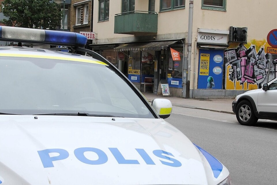 Polis var på onsdagen på plats utanför Godishörnan på Östergatan som rånades på tisdagen. Förhoppningen är att fånga upp vittnesuppgifter.