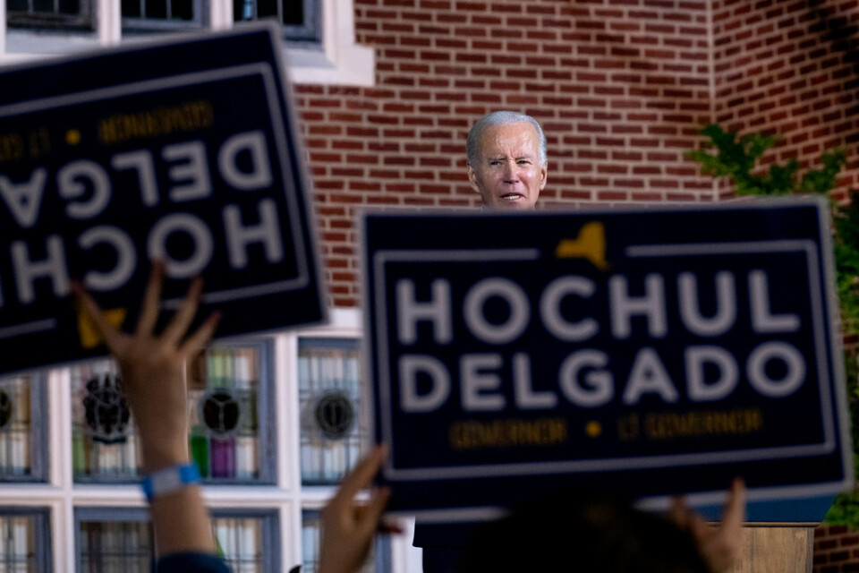 President Joe Biden talar under ett kampanjmöte för New Yorks guvernör Kathy Hochul söndagen den 6 november.
