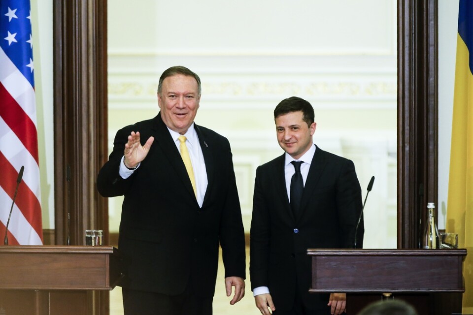 USA:s utrikesminister Mike Pompeo, till vänster, med Ukrainas president Volodymyr Zelenskyj efter de bådas gemensamma presskonferens i Kiev på fredagen.