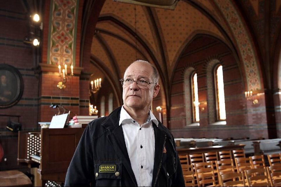 Under två år vill Trelleborgs församling utföra 27 olika renoveringsarbeten för 4,5 miljoner kronor i S:t Nicolai. Kyrkogårdschef Pål Reijer visar runt i kyrkan som bland annat har många fuktskador.