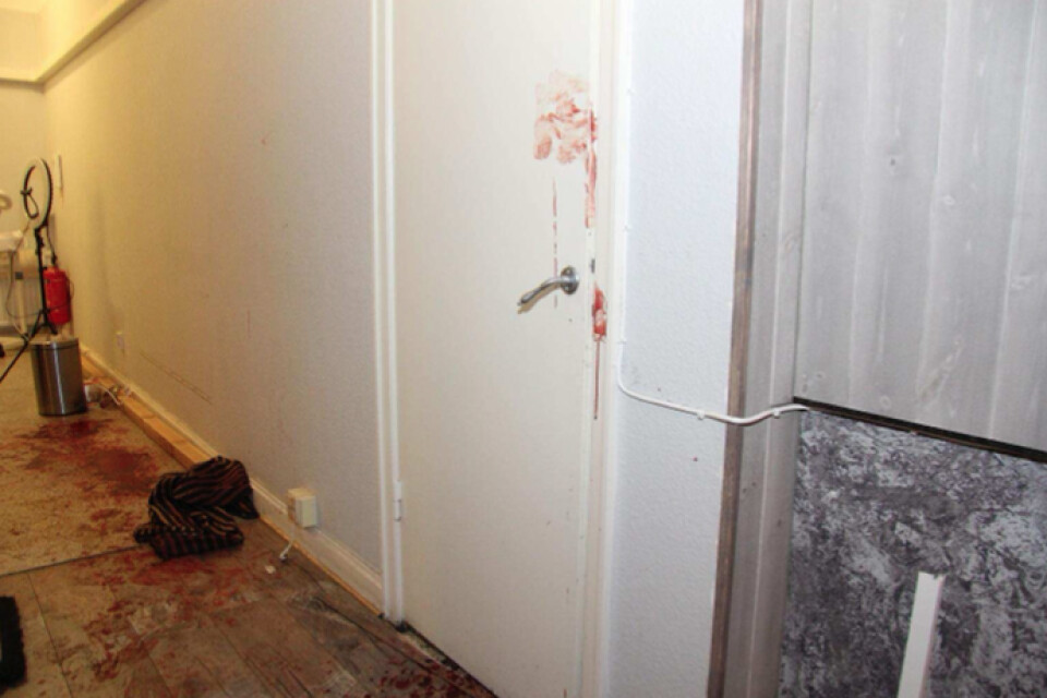 22-åringen gömde sig bakom en dörr.
