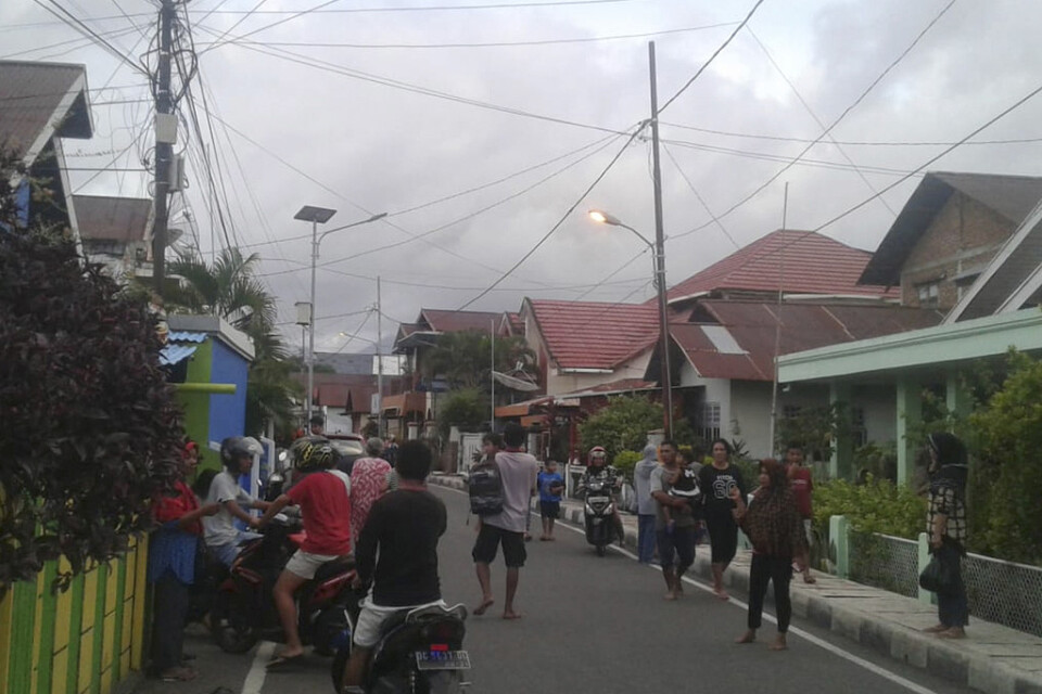 Invånare i staden Ternate flyr efter jordskalvet i söndags.