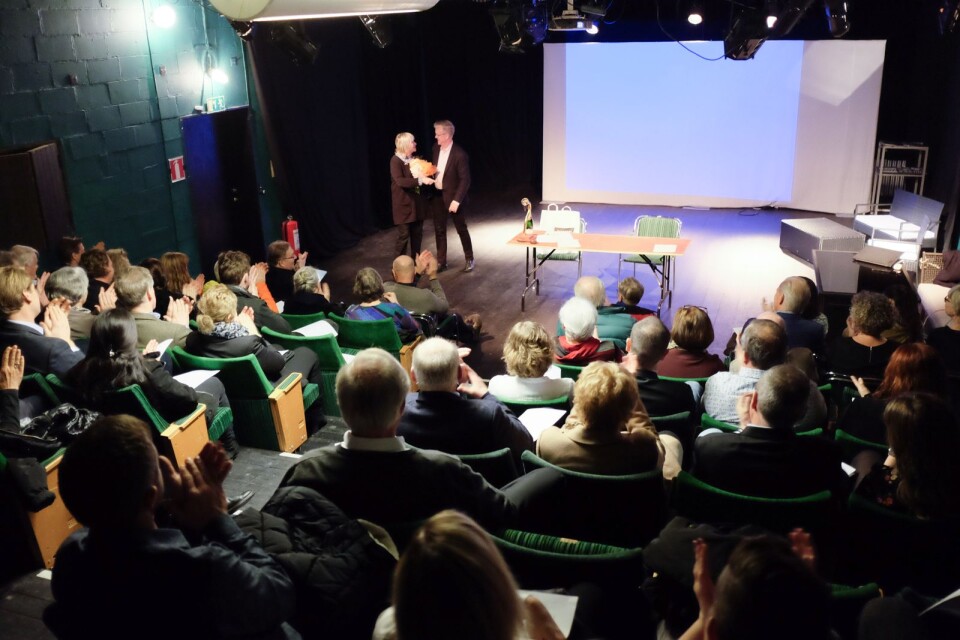 Kvällen på Skillinge teater inleddes med ett årsmöte där mångårige ordföranden Berit Åkesson avtackades.