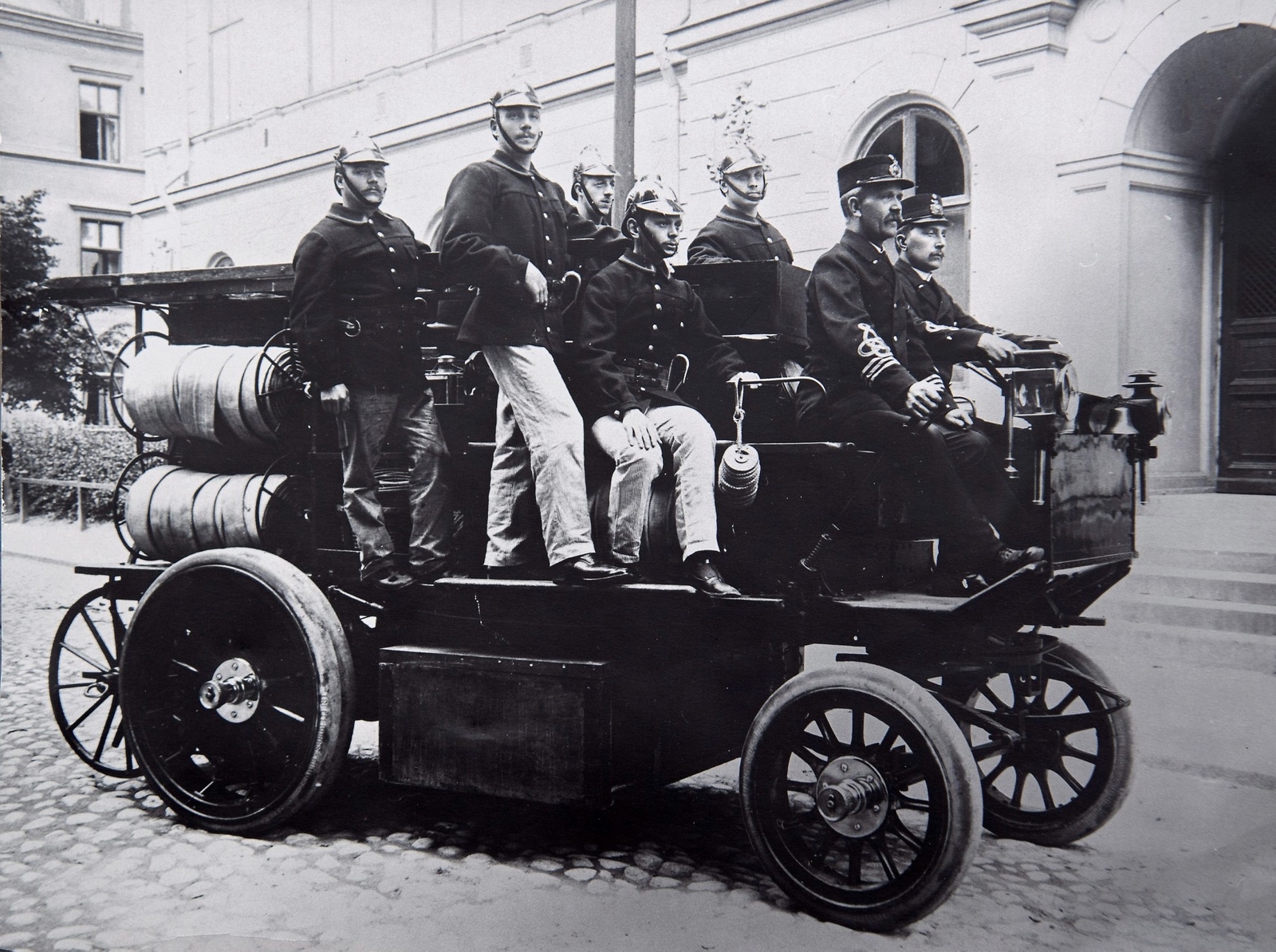 Stolta brandmän för över 100 år sedan.Foto: Räddningstjänsten Eskilstuna/Fredrik Sandberg/TT