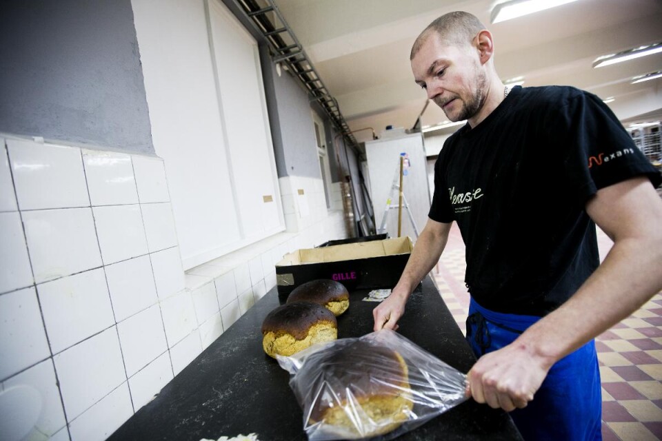 På morgonen hjälp de som arbetar i bageriet, här Marcus Danielsson, åt med att förpacka alla de limpor som bakats under natten.